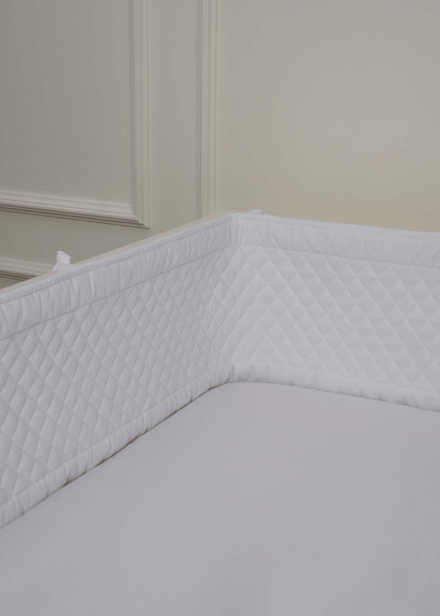 Drap-housse pour lit de bébé beige et blanc